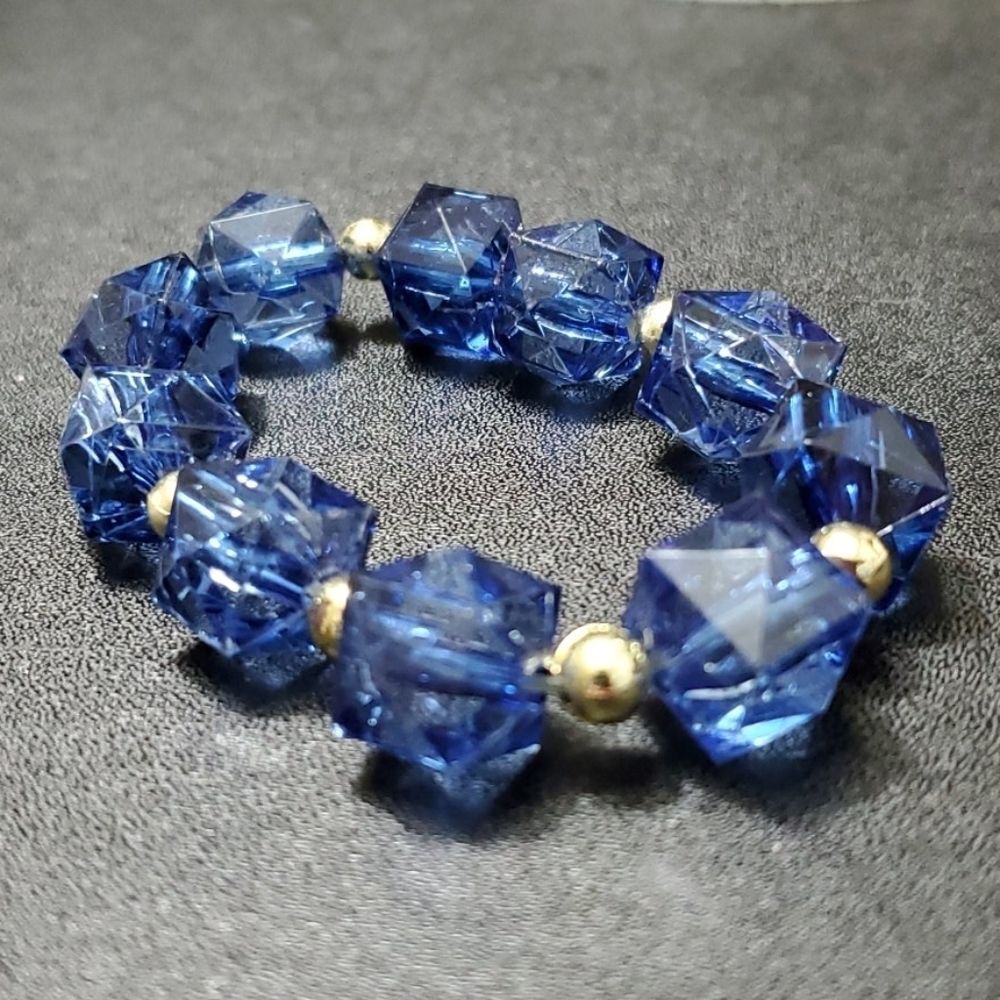 Blue beaded stretch bracelet 6.5"